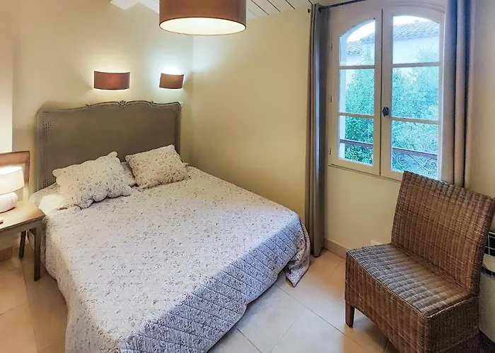 2 Bedroom Cozy In Saint-laurent-de-la-ca
