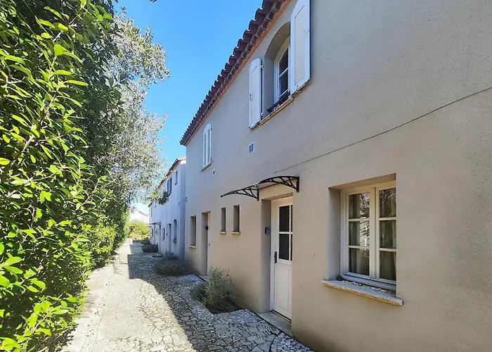 2 Bedroom Cozy In Saint-laurent-de-la-ca *