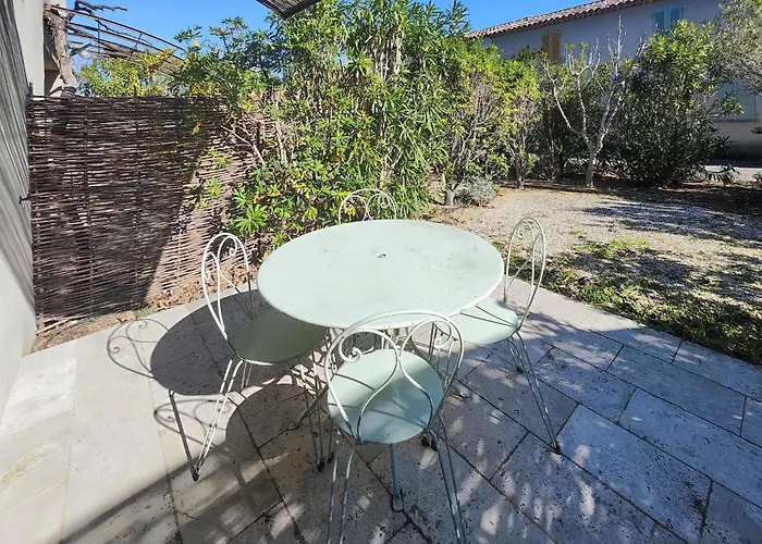 2 Bedroom Cozy In Saint-laurent-de-la-ca Feriehus